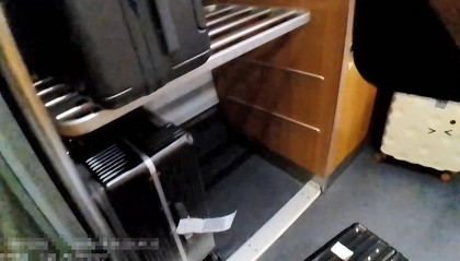 姑娘坐高铁行李箱被人拿走,里面有价值10万元的黄金珠宝!民警通过贴纸上的“LT4302”找到