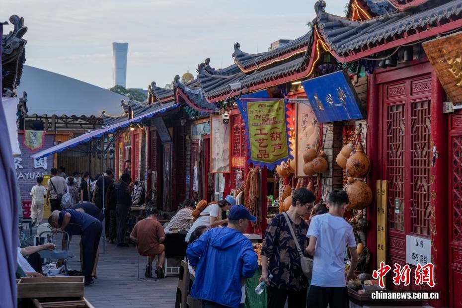 北京潘家园：文化市集受青睐