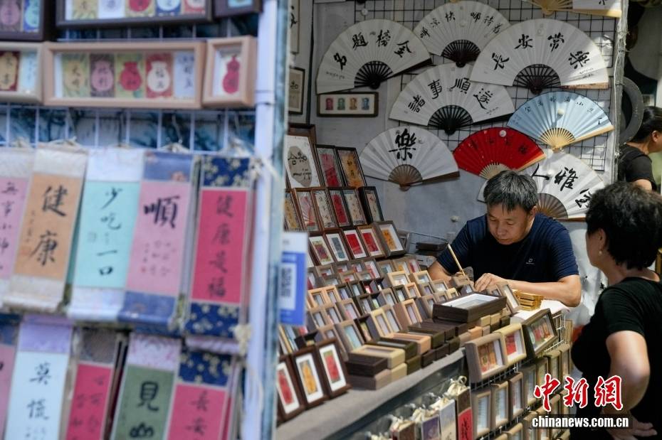 北京潘家园：文化市集受青睐